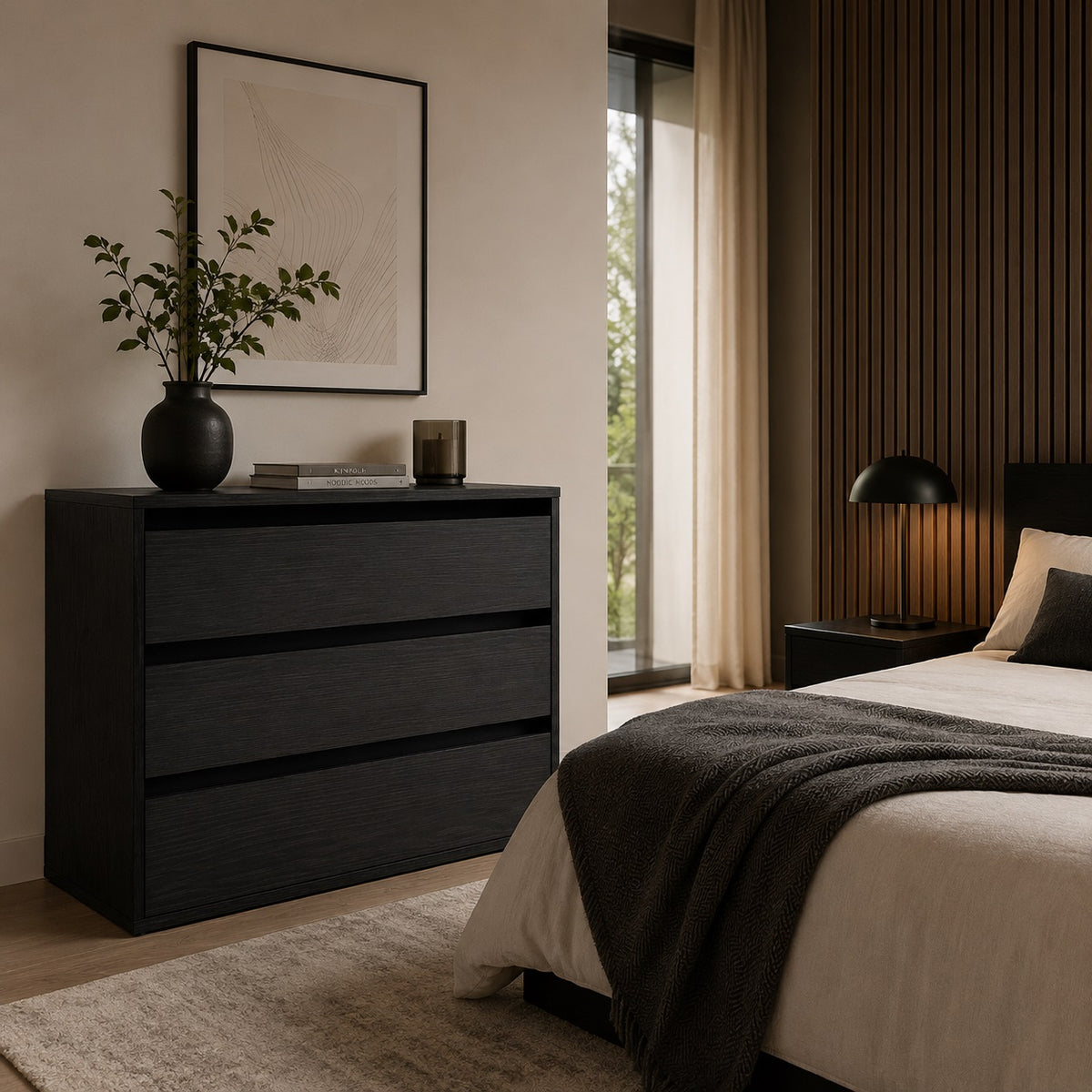 Commode noire 3 tiroirs dans une chambre moderne au style élégant avec décoration raffinée.