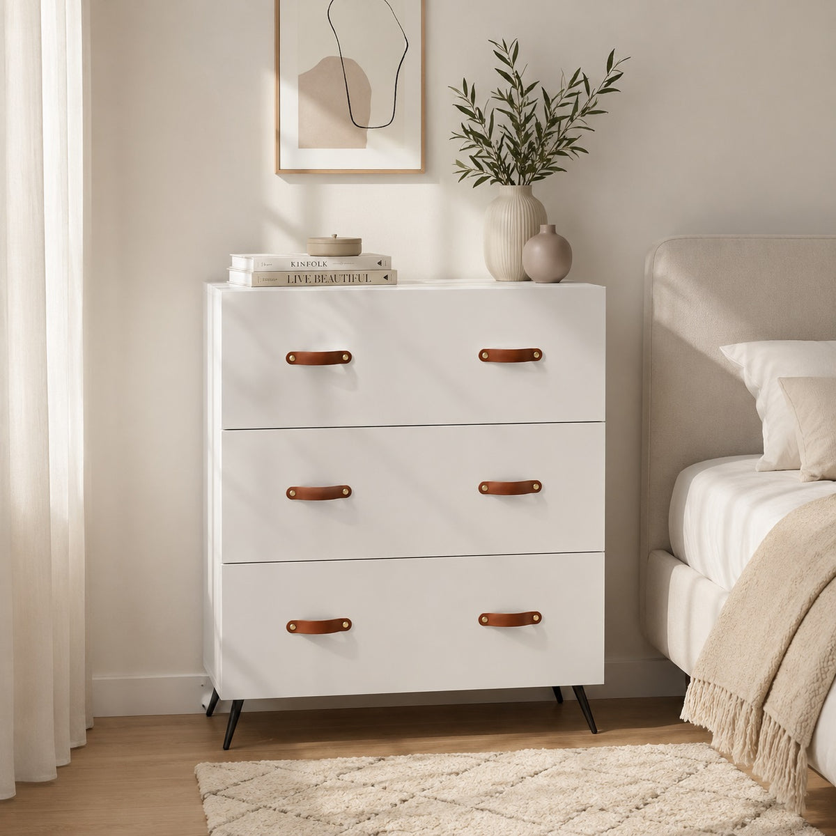 Commode blanche 6 tiroirs mise en scène dans une chambre lumineuse aux tons naturels et chaleureux.