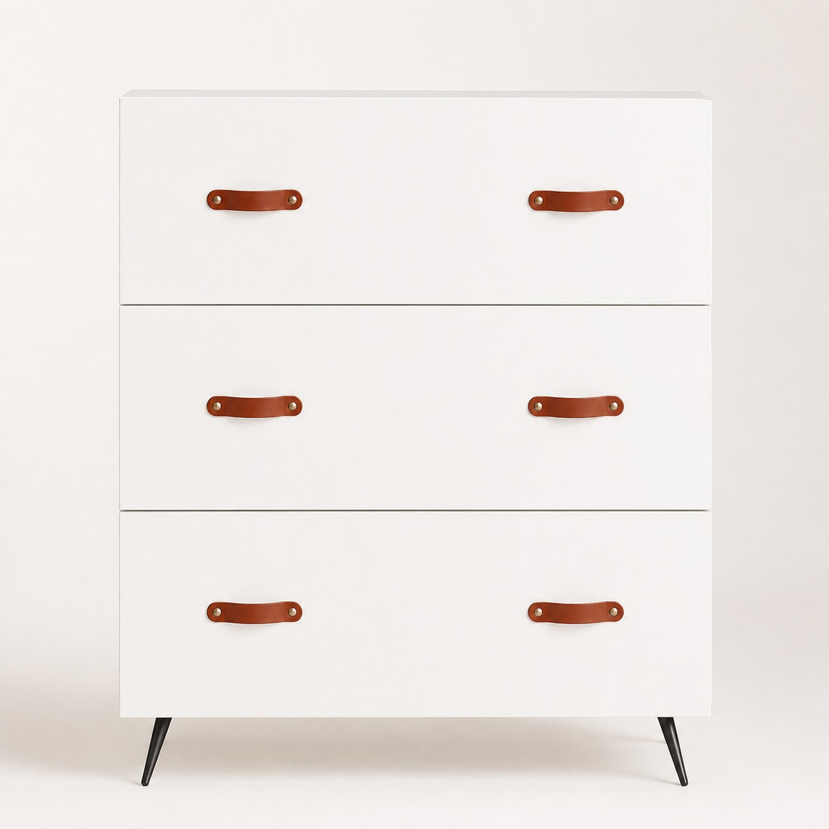 Vue de face de la commode blanche 6 tiroirs avec poignées effet cuir marron et pieds noirs inclinés.