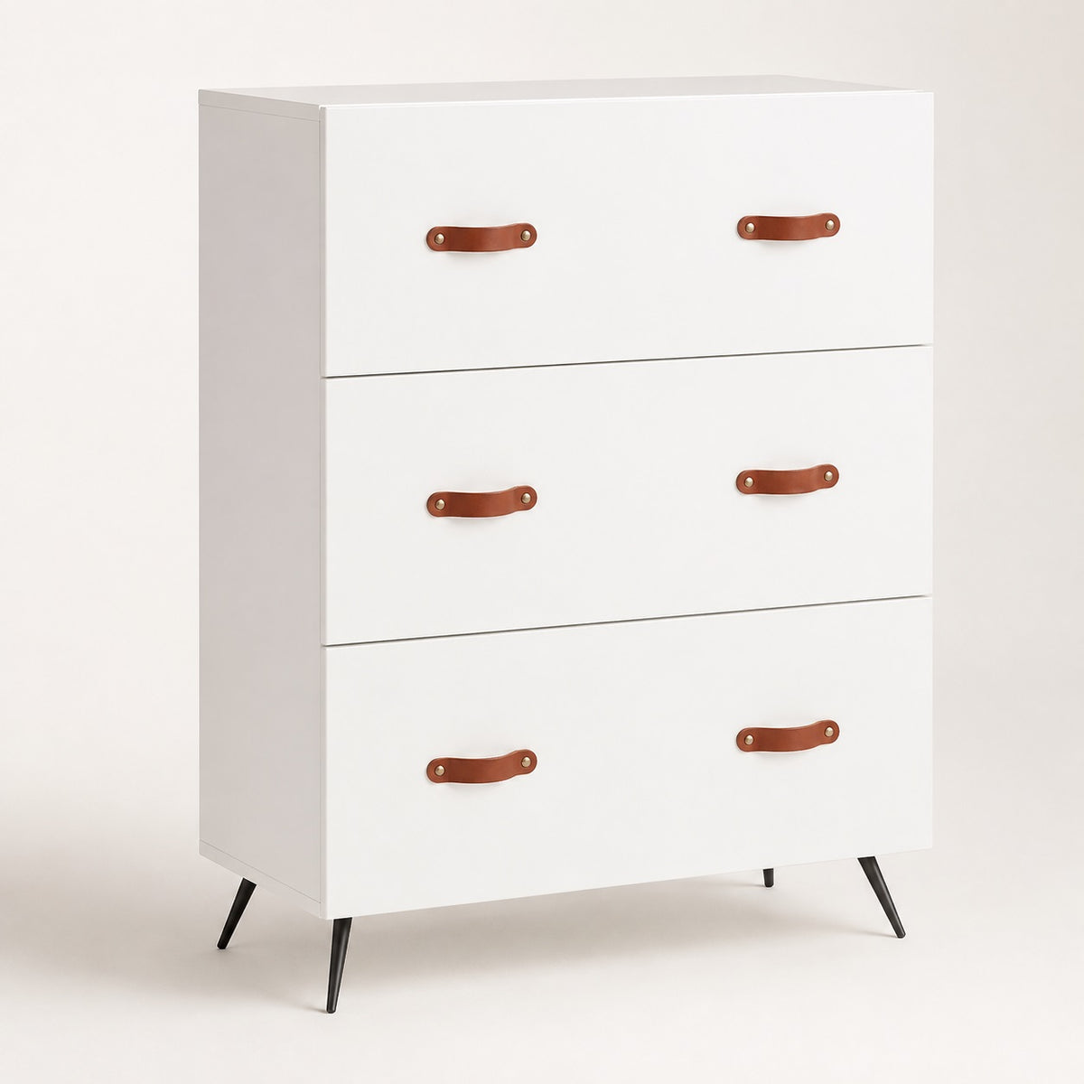 Commode 6 tiroirs blanche avec poignées effet cuir et pieds noirs, au design moderne et élégant.