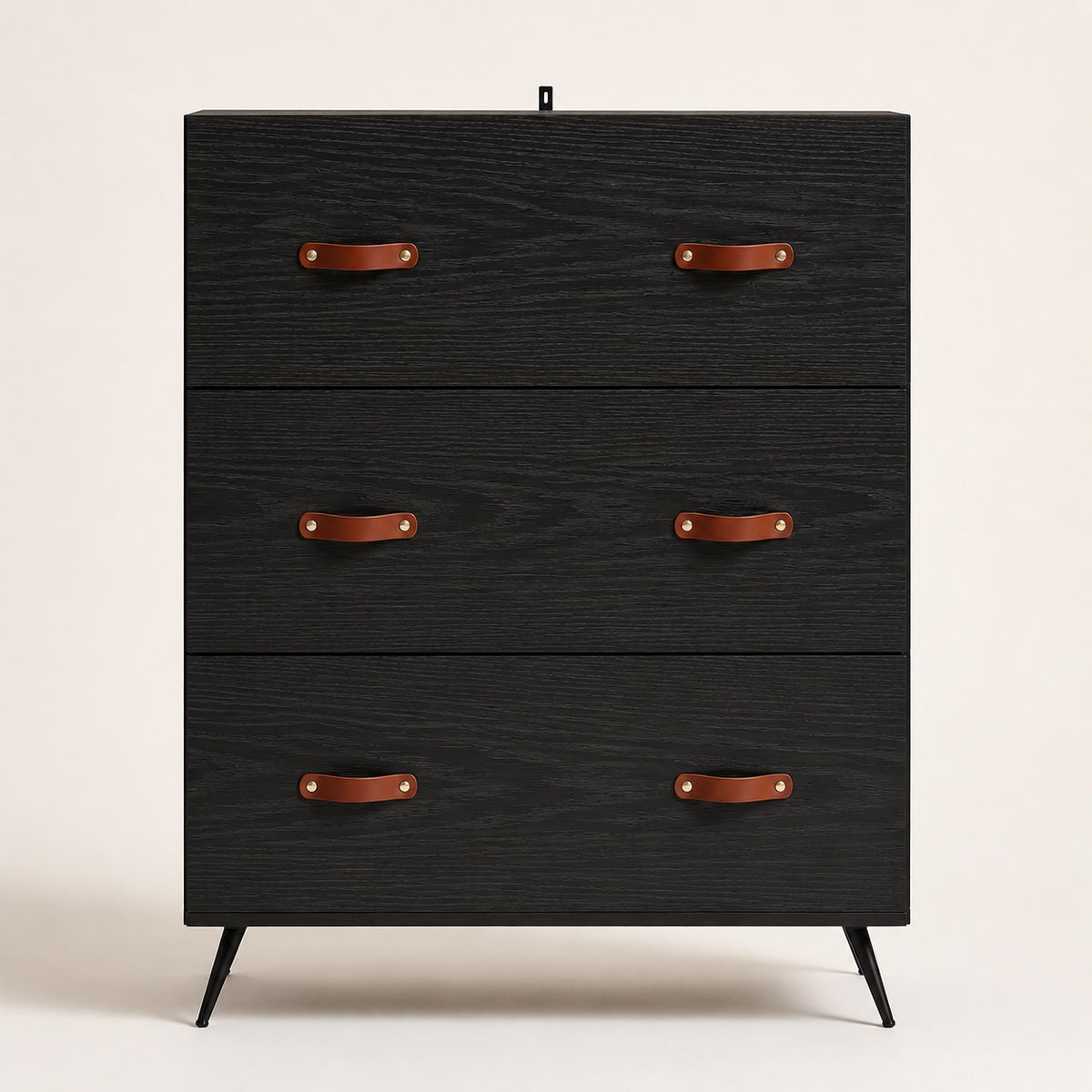 Vue de face de la commode 6 tiroirs noire, avec poignées effet cuir marron et pieds noirs inclinés.
