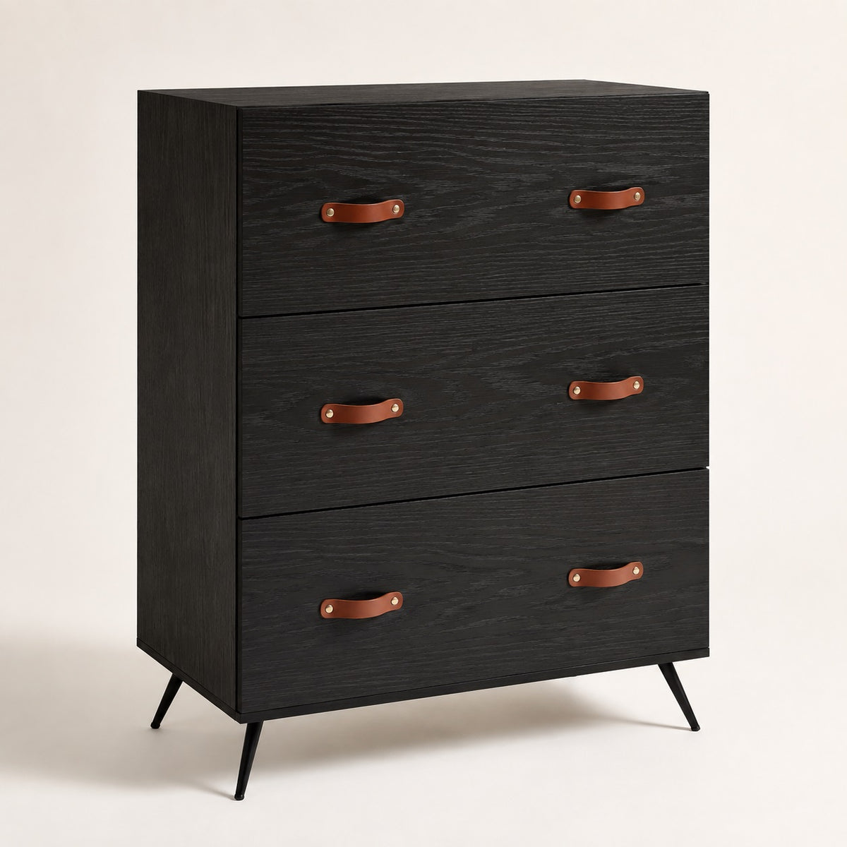 Commode 6 tiroirs noire avec effet bois, poignées effet cuir marron et pieds noirs inclinés.