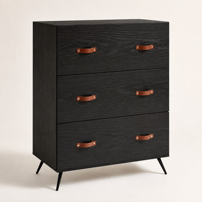 Commode 6 tiroirs noire avec effet bois, poignées effet cuir marron et pieds noirs inclinés.