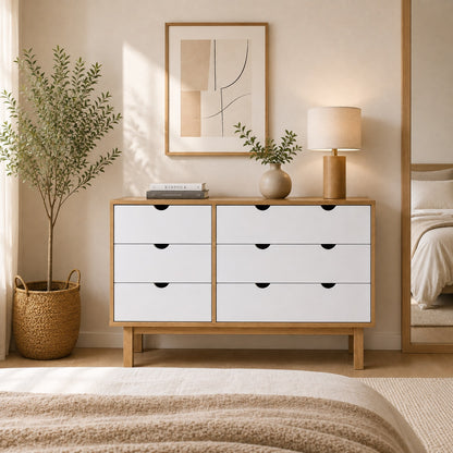 Commode en bois et blanche au design épuré, idéale pour une chambre moderne avec grand espace de rangement.