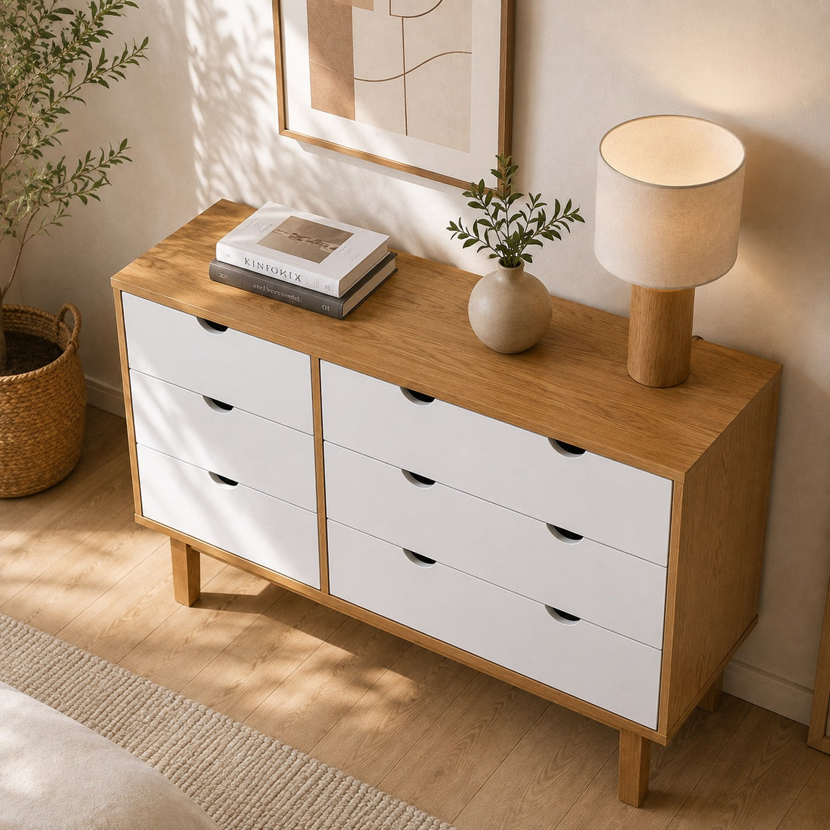 Commode blanche en bois vue de dessus, meuble de rangement scandinave avec six grands tiroirs.