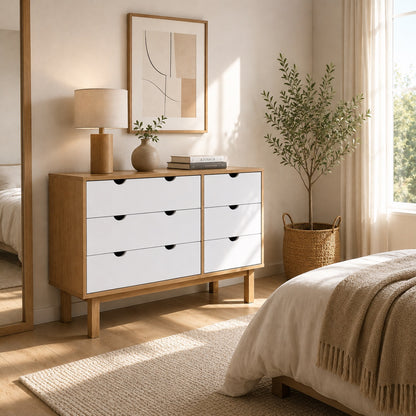 Commode blanche en bois dans une chambre scandinave lumineuse, meuble de rangement élégant à 6 tiroirs.