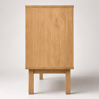 Vue latérale d'une commode en bois finition chêne, commode blanche au style minimaliste scandinave.