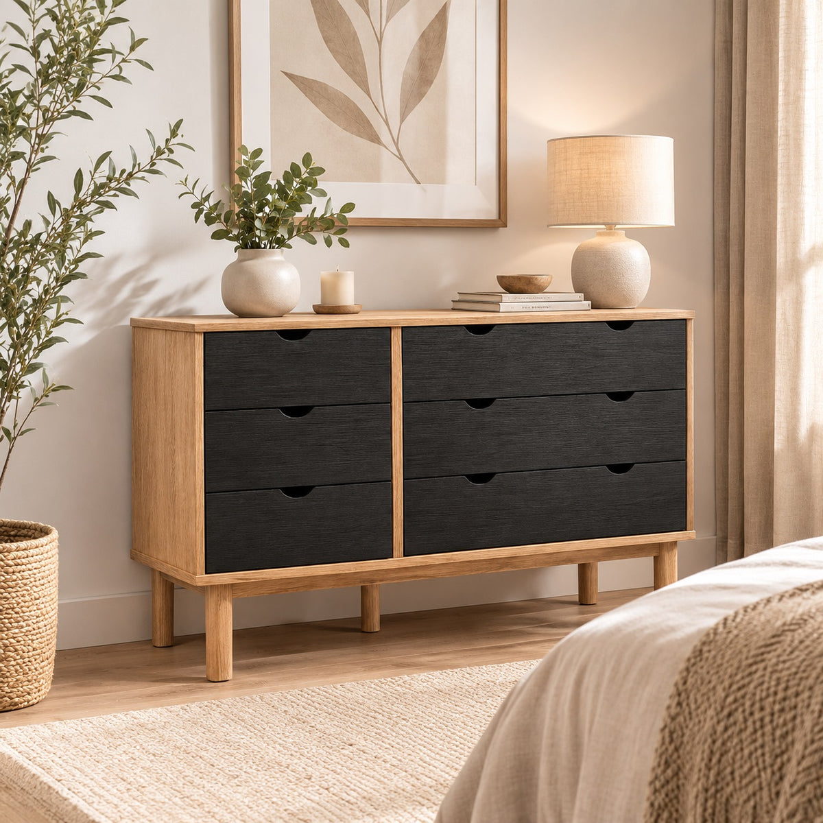 Commode en bois avec façades noires, commode noir scandinave à 6 tiroirs dans une chambre moderne.